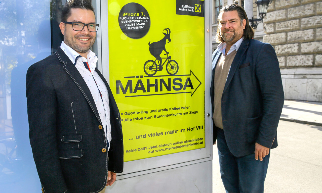 Zwei Männer vor einem Raiffeisen Plakat