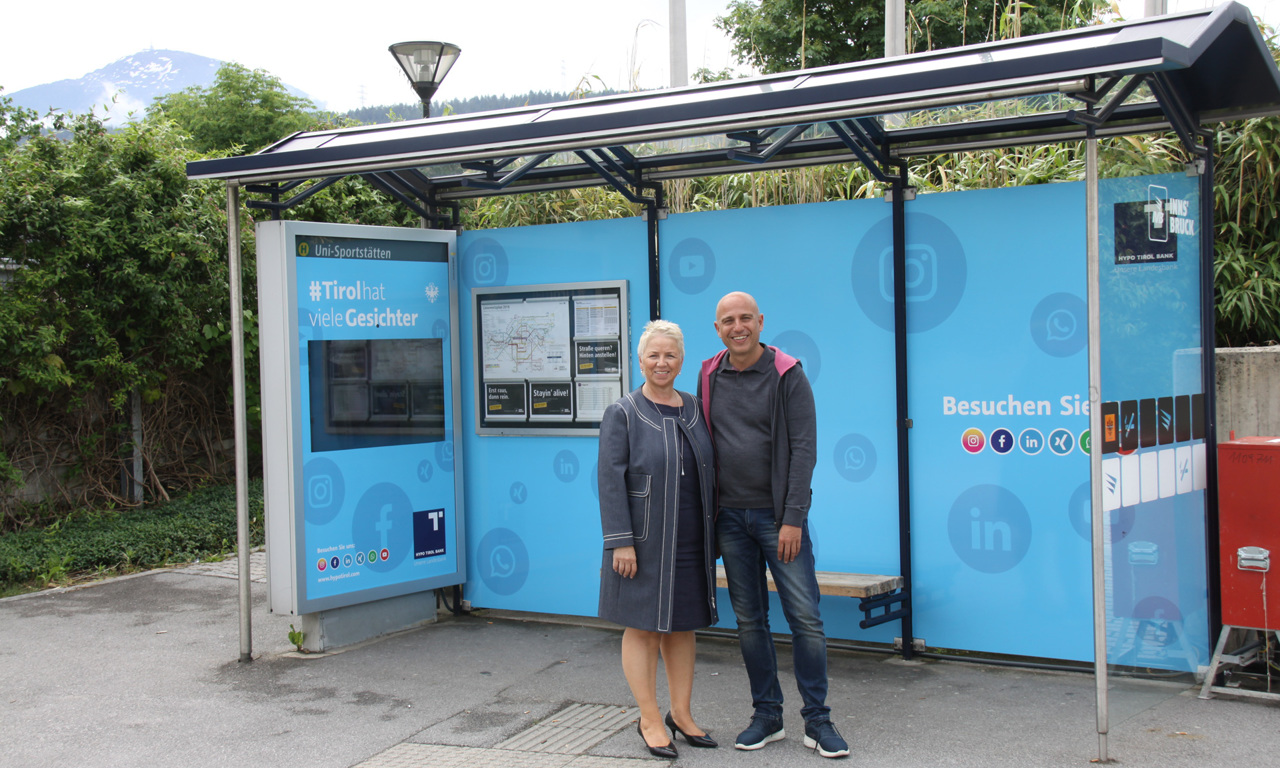 Evelyn Fankhauser-Widner (Marketing Hypo Tirol Bank) und Thomas Frauenschuh (EPAMEDIA) vor der Wartehalle
