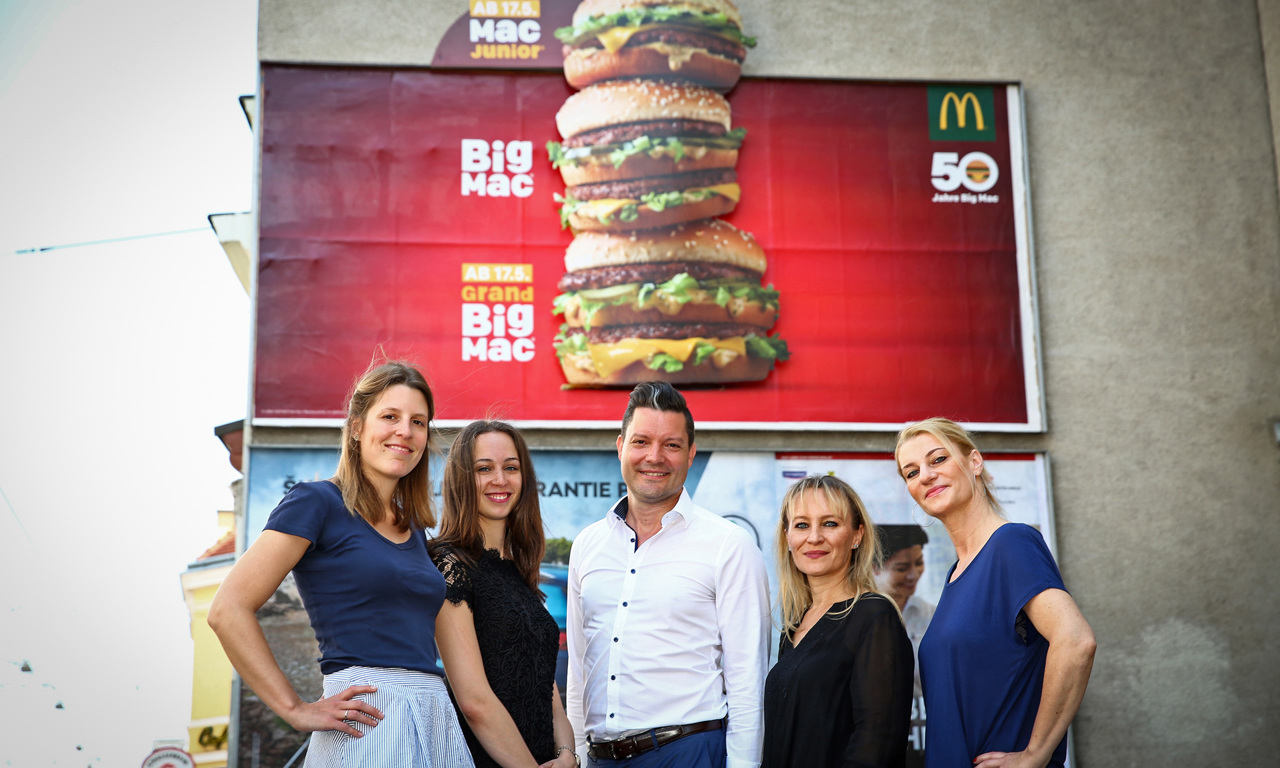 V.l.n.r.: Lea Schwaiger (Senior Consultant DDB), Patrizia Seyler (Junior Marketing Specialist McDondald´s), Robert Beck (Director Sales & Business Development), Bisi Andrejevic (Senior Client Service OMD) und Beate Reikersdorfer (Client Service Manager EPAMEDIA) vor der Sonderumsetzung