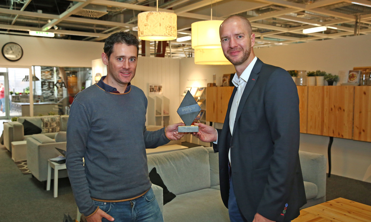 David Jaffe (links) nahm den Preis für IKEA von Marcus Zinn (EPAMEDIA) entgegen