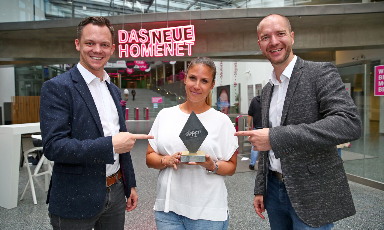 V.l.n.r.: Georg Wenger und Lisa Bilek nahmen für T-Mobile den IMPACT Award von Marcus Zinn entgegen