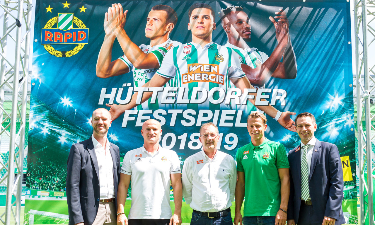 V.l.n.r.: Marcus Zinn (EPAMEDIA) mit Rapid-Trainer Goran Djuricin, Sportdirektor Fredy Bickel, Kapitän Stefan Schwab und Geschäftsführer Finanzen Christoph Peschek vor dem neuen Sujet. FOTOCREDIT: Red Ring Shots