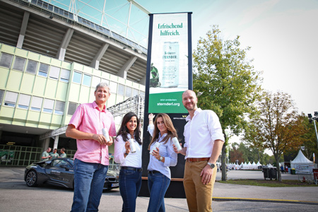 V.l.n.r.: Harald Jankovits (Sterntalerhof), Sheetal Jairth, Gabriela Subasic und Marcus Zinn (alle EPAMEDIA) vor dem LED-Tower