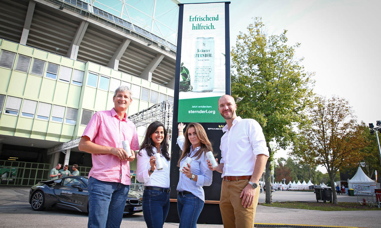 V.l.n.r.: Harald Jankovits (Sterntalerhof), Sheetal Jairth, Gabriela Subasic und Marcus Zinn (alle EPAMEDIA) vor dem LED-Tower