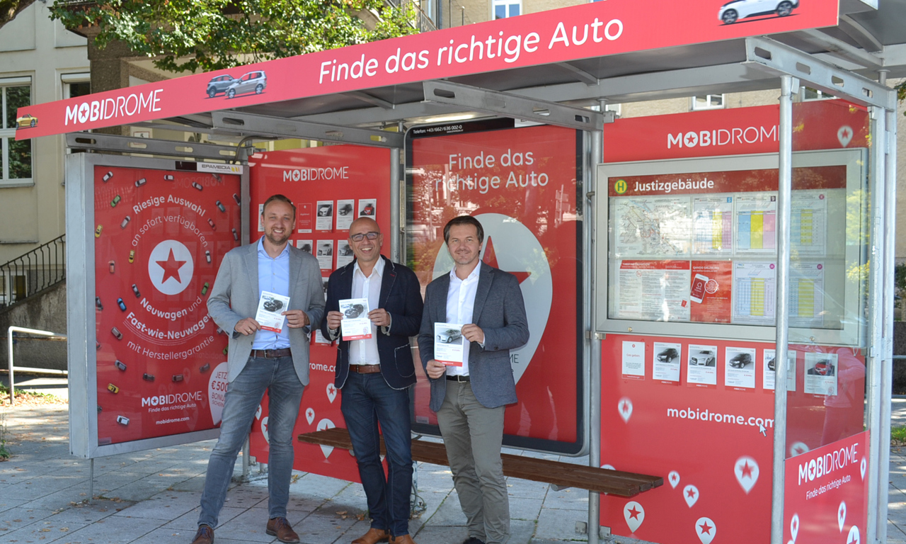 V.l.n.r.: Thomas Reitsammer (Head of MOBIDROME), Thomas Frauenschuh (EPAMEDIA) und Oskar Huber (Leitung Porsche Werbemittlung) vor der Haltestelle