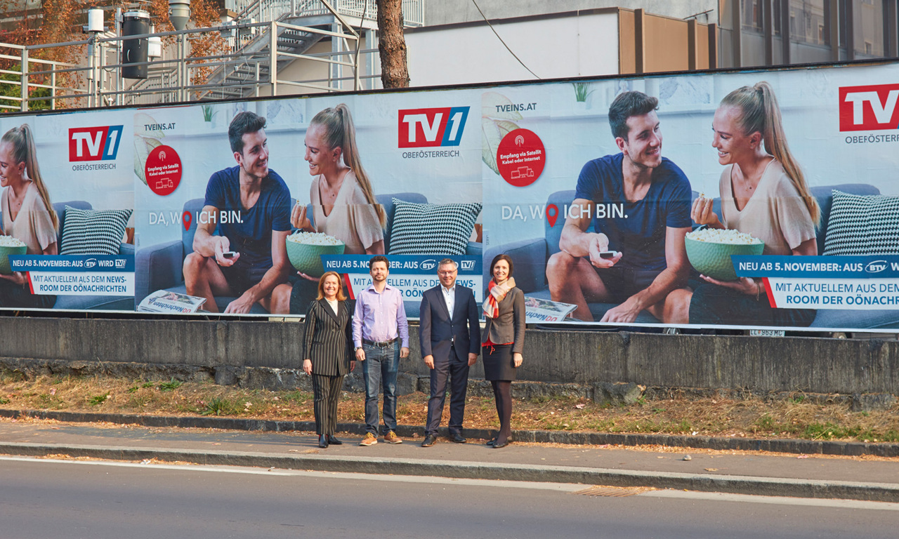 V.l.n.r.: Angelika Sery-Froschauer (SERY* Brand Communications), Lorenz Cuturi, (Medien-haus Wimmer), Manfred Ettinger (TV1 Oberösterreich) und Bettina Gundendorfer (EPAMEDIA) vor dem Dominanzstandort in Linz