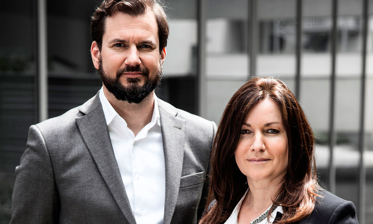 Die EPAMEDIA-CEOs Alexander Labschütz und Brigitte Ecker freuen sich über die digitale Aufrüstung in Villach. Fotocredit: EPAMEDIA