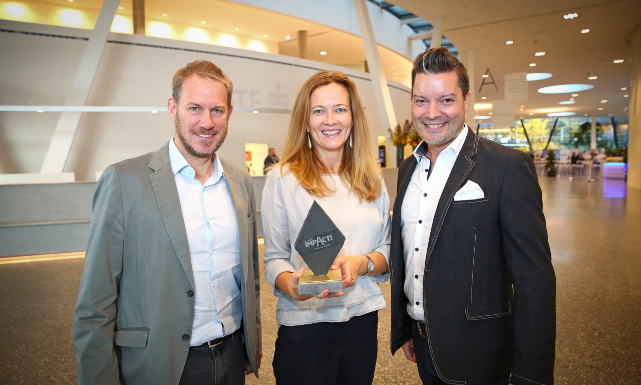 V.l.n.r.: Mario Stadler und Maja Kölich (beide Erste Bank) bekamen die IMPACT-Trophäe von Robert Beck (EPAMEDIA) verliehen. Fotocredit: EPAMEDIA