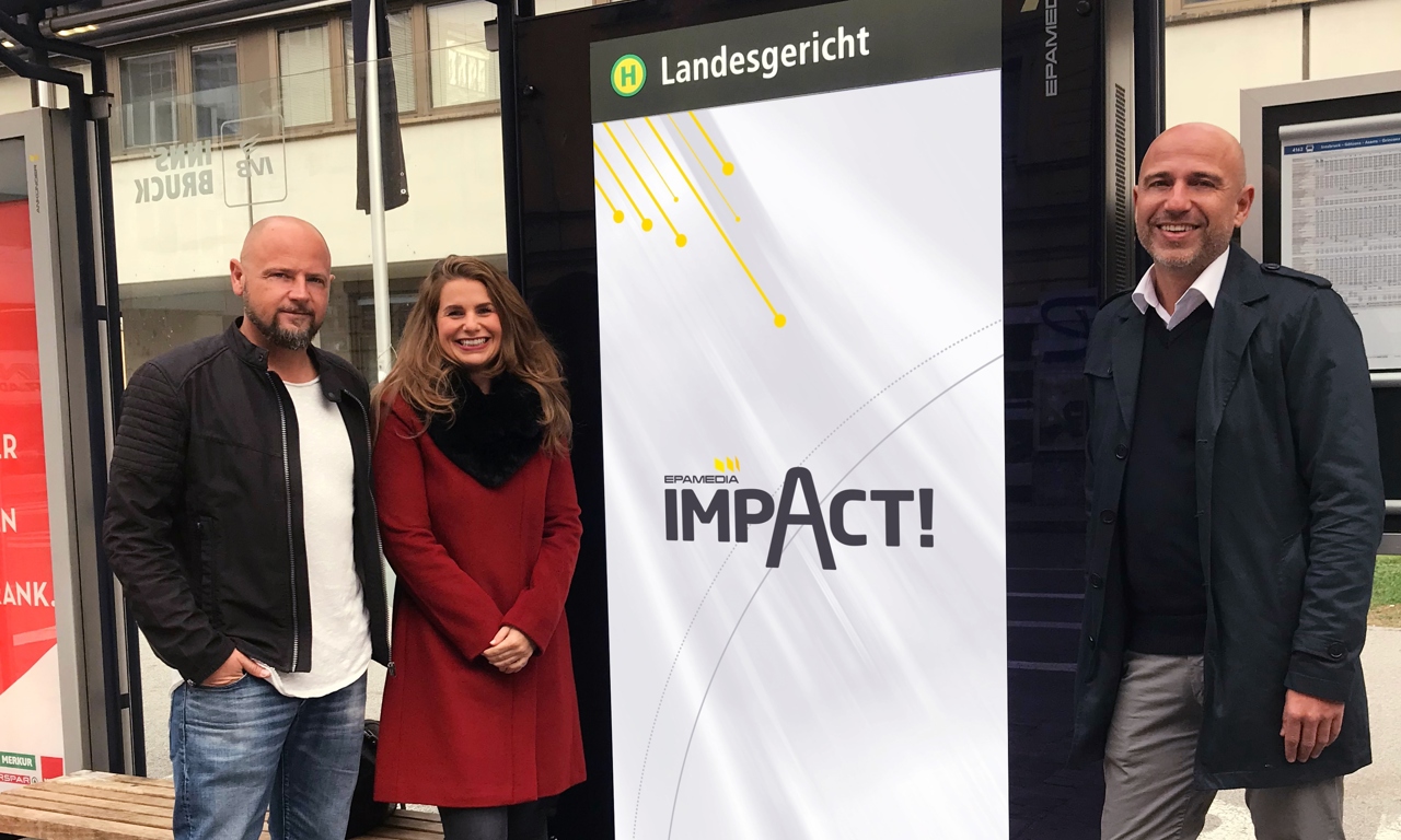 V.l.n.r: Silvano Klawatsch (Project Manager New Media, EPAMEDIA), Sylvia Steger (Leitung Marketing, IVB) und Thomas Frauenschuh (Regionalstellenleiter Tirol, EPAMEDIA) vor dem Wartehallen-Prototypen. Fotocredit: EPAMEDIA.