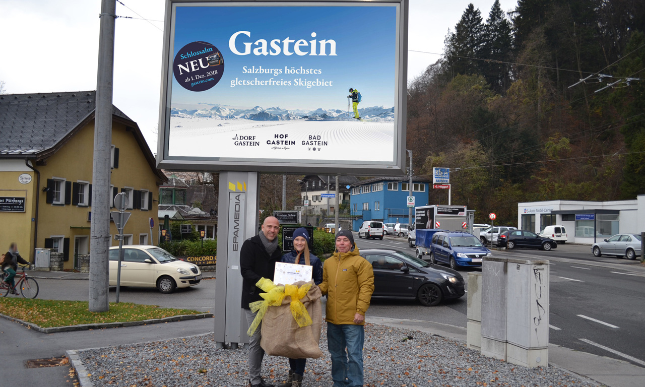 V.l.n.r:: Thomas Frauenschuh (EPAMEDIA), Anna Czerny (Marketingleiterin Bergbahnen Gasteiner AG) und Sigi Strasser (Agentur Sistra) vor einem der Posterlights. Fotocredit: EPAMEDIA