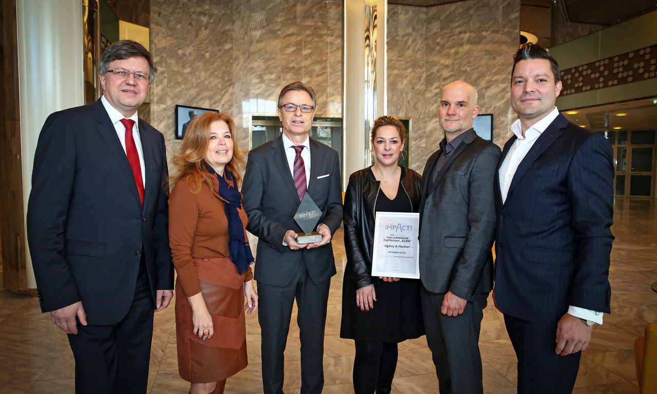 V.l.n.r.: Georg Gemeinböck (Head of Retail Customer Marketing, Raiffeisen), Doris Reinsperger (Retail Customer Marketing), Leodegar Pruschak, Elisabeth Laggner (Art Director Ogilvy & Ma-ther), Marcus Hornek (Geschäftsführer Ogilvy & Mather) und Robert Beck bei der Preisüberga-be. Fotocredit: EPAMEDIA