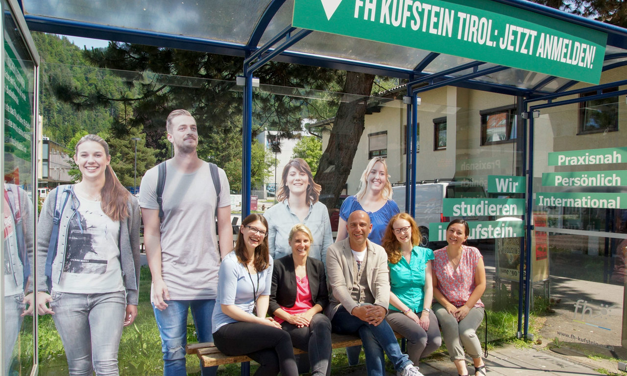 Thomas Frauenschuh (EPAMEDIA-Regionalleiter) mit Vertreterinnen der Abteilung Unternehmenskommunikation und Marketing der FH Kufstein Tirol. Fotocredit: FH Kufstein