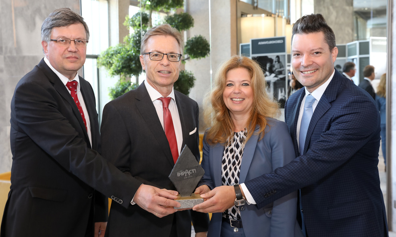 V.l.n.r.: Georg Gemeinböck (Head of Retail Customer Marketing, Raiffeisen), Doris Reinsperger (Retail Customer Marketing), Leodegar Pruschak (Head of Group Marketing Raiffeisen) und Robert Beck bei der Preisübergabe. Fotocredit: EPAMEDIA