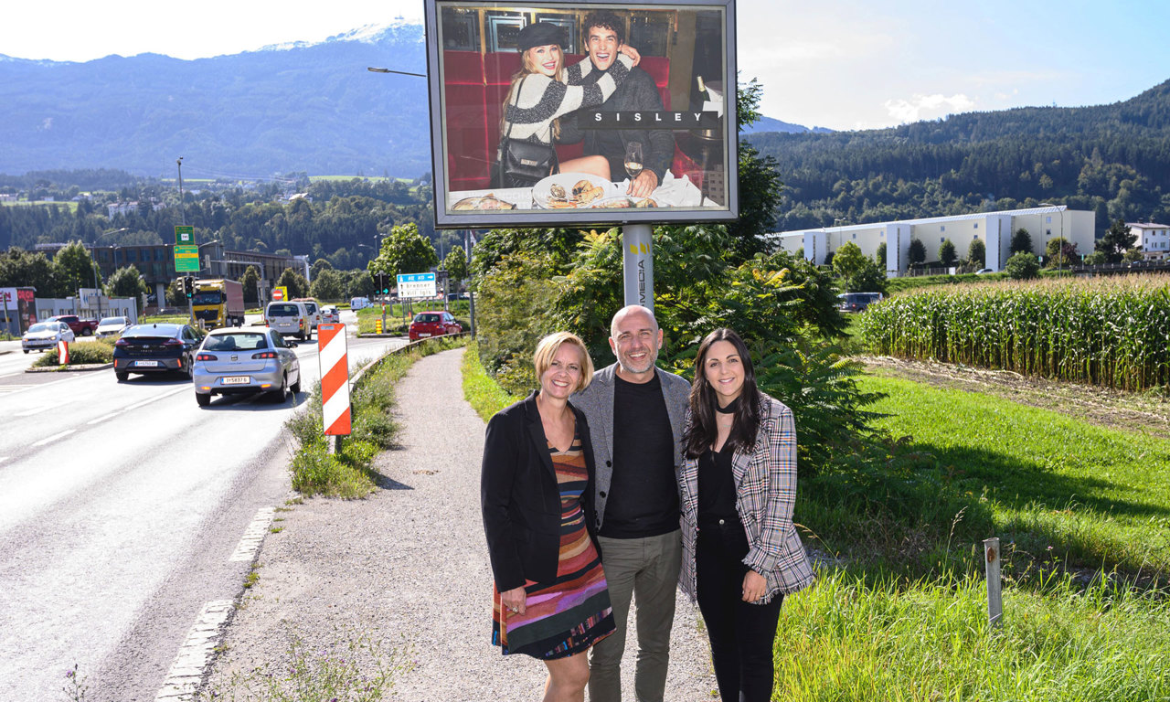 V.l.n.r.: Brigitte Huber (Account Manager EPAMEDIA Tirol), Thomas Frauenschuh (Regionalleiter EPAMEDIA Tirol) und Ann Zöschg (Projektmanagerin in the headroom). Fotocredit: EPAMEDIA