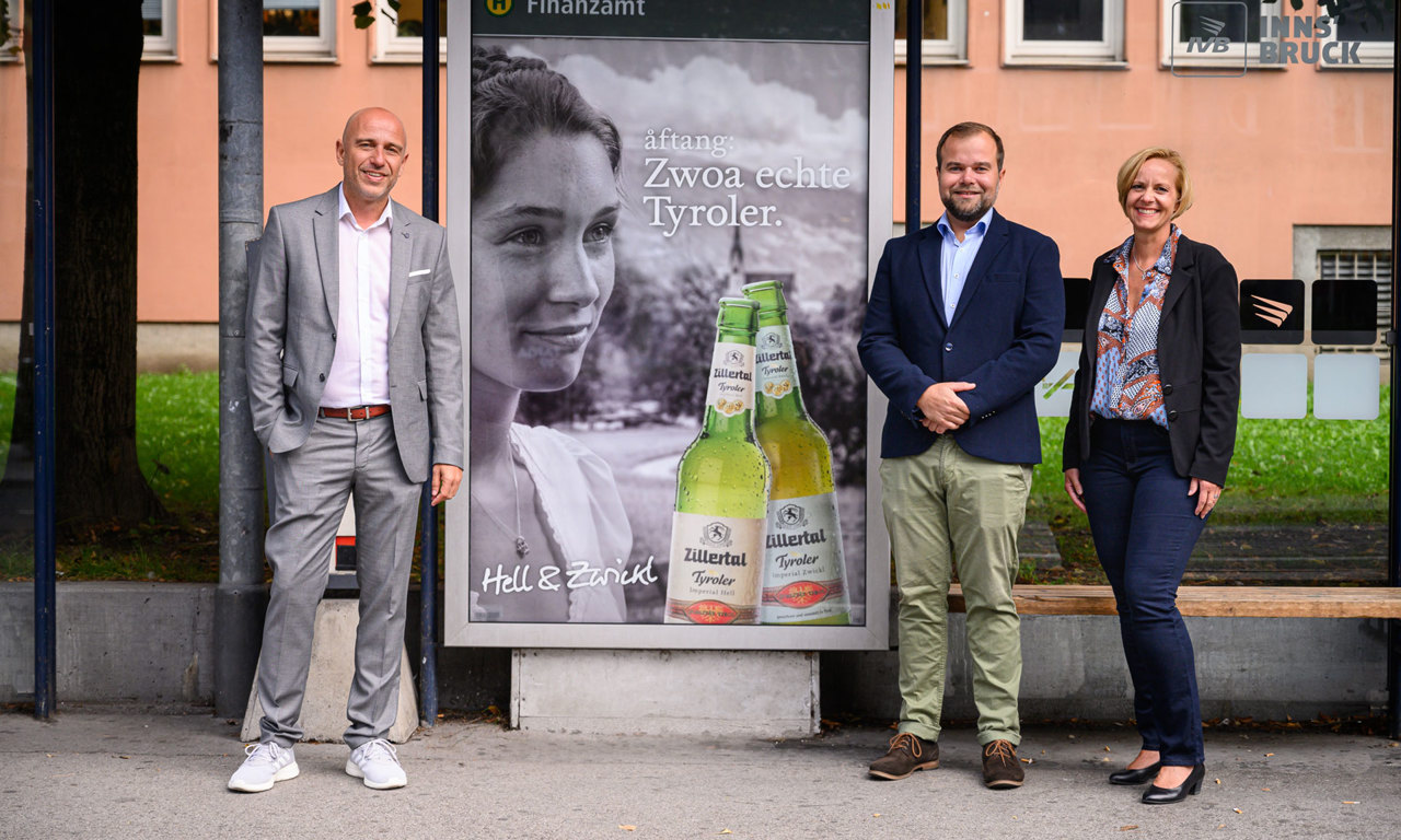 V.l.n.r.: Thomas Frauenschuh (Regionalleiter EPAMEDIA Tirol), Philipp Geiger (Marketing Zillertal Bier) und Brigitte Huber (Account Manager EPAMEDIA Tirol). Fotocredit: EPAMEDIA