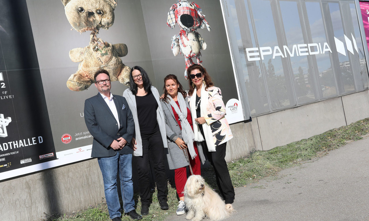 V.l.n.r: Martin Wlacil (Vertriebsleiter PRINT ALLIANCE), Marianne Prutsch (Marianne Prutsch Werbeagentur), Brigitte Ecker (CEO EPAMEDIA) und Carol Byers (Gründerin und Präsidentin Animal Care Austria). Fotocredit: EPAMEDIA