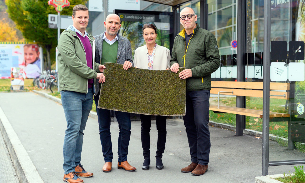 V.l.n.r.: Markus Mayrhofer, Thomas Frauenschuh (beide EPAMEDIA), Uschi Schwarzl (Umwelt- und Mobilitätsstadträtin Innsbruck) und Martin Baltes (Geschäftsführer IVB). Fotocredit: IVB/Berger