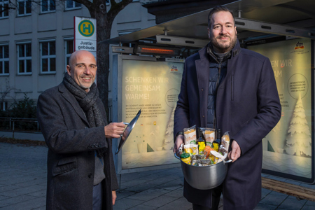 V.l.n.r.: Thomas Frauenschuh (Regionalleiter Salzburg EPAMEDIA), Harald Bauer (dm Geschäftsführer).  © EPAMEDIA