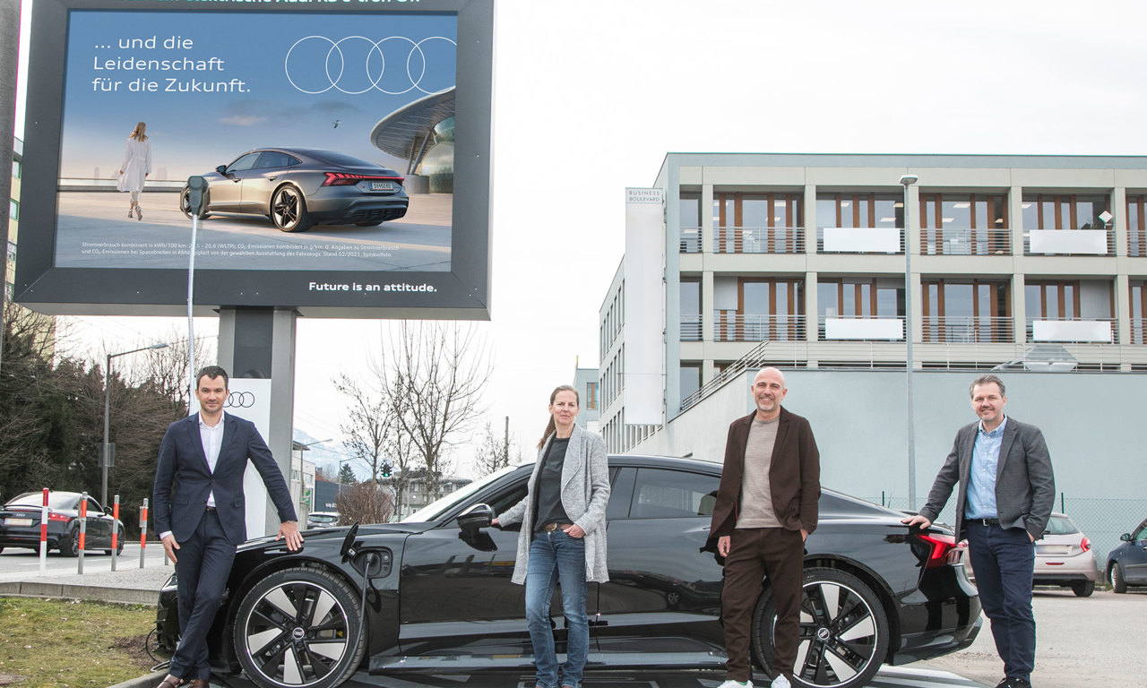 V.l.n.r.: Bernhard Loos (Head of Marketing & Sales Audi Austria), Ilse Vogl (Grafik Porsche Media & Creative), Thomas Frauenschuh (Head of Regional Sales Salzburg EPAMEDIA) und Oskar Huber (Leitung Porsche Media).  © EPAMEDIA