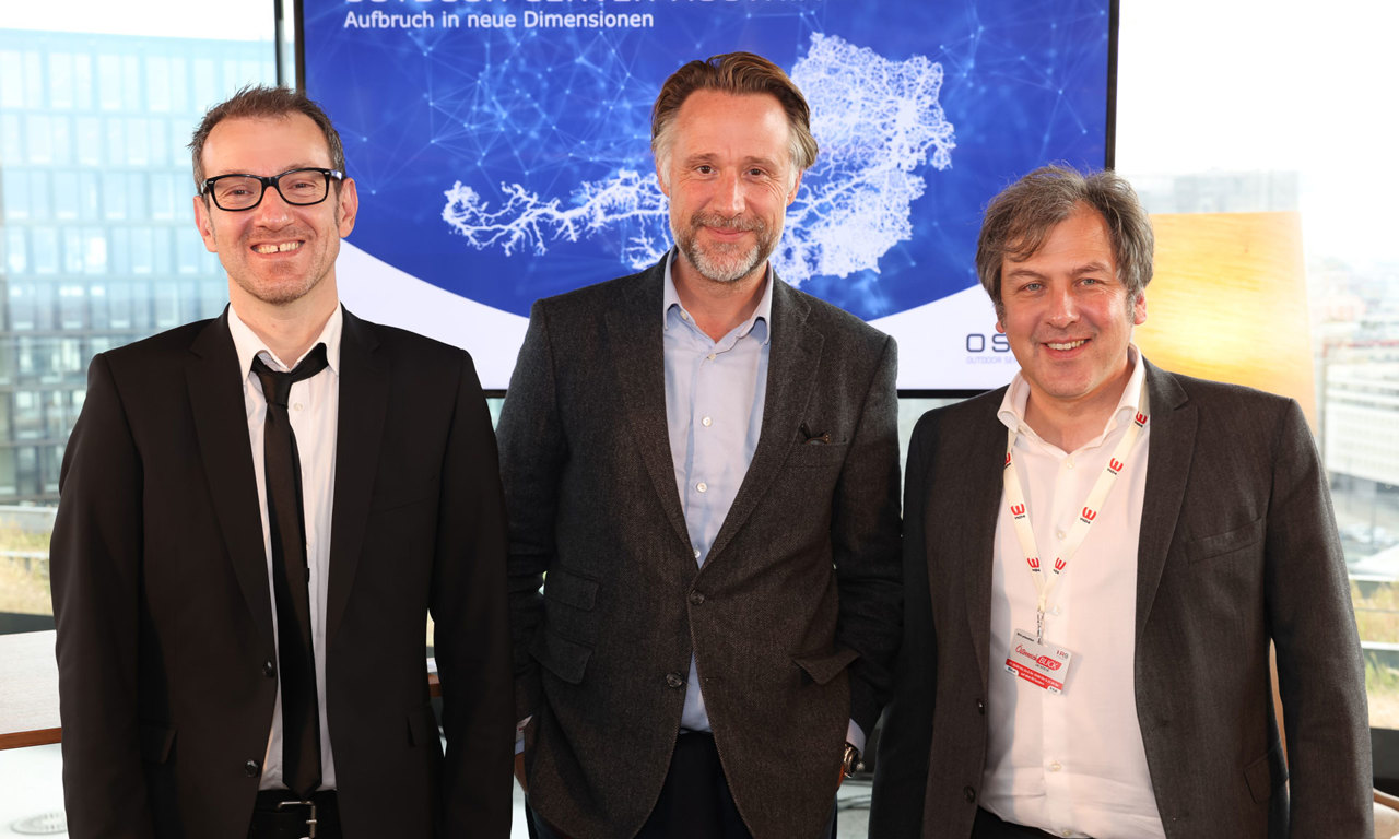 V.l.: Markus Bickert (Projektleiter OSA, COO R&C), Sebastian Loudon (Moderation), Jan Buhr (Geschäftsführer ISBA Informatik Service) bei der Präsentation auf den Medientagen 2021. © EPAMEDIA