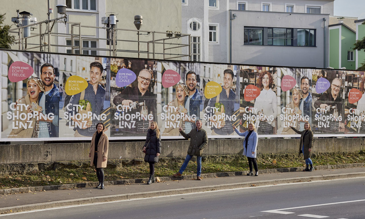 V.l.: Bettina Gundendorfer (Regionalleitung Oberösterreich EPAMEDIA), Vanessa Voglmayr (Media Manager Reichl und Partner), Stefan Matthias Wied-Baumgartner (Geschäftsführung Stoffe Baumgartner, Obmann Linzer City Ring), Ursula Fürstberger-Matthey (Geschäftsführerin Linzer City Ring), Lisa-Maria Schickmaier (Senior Account Director Reichl und Partner), Georg Steiner (Tourismusverband Linz). © EPAMEDIA