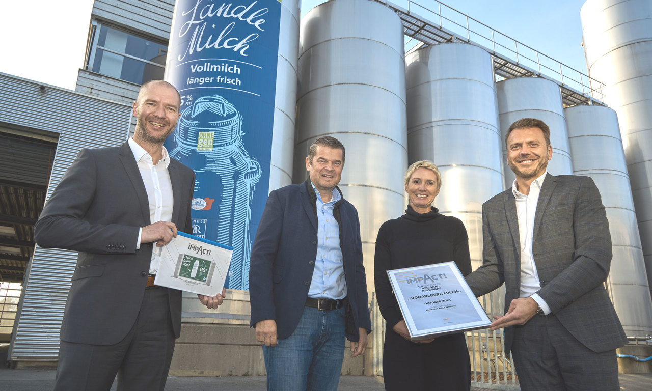 V.l.: Marcus Zinn (Director Sales EPAMEDIA), Raimund Wachter (Geschäftsführer Vorarlberg Milch), Helga Stark (Assistentin der Geschäftsleitung Vorarlberg Milch), Willi Bonjsak (Regionalleiter Vorarlberg EPAMEDIA). © EPAMEDIA