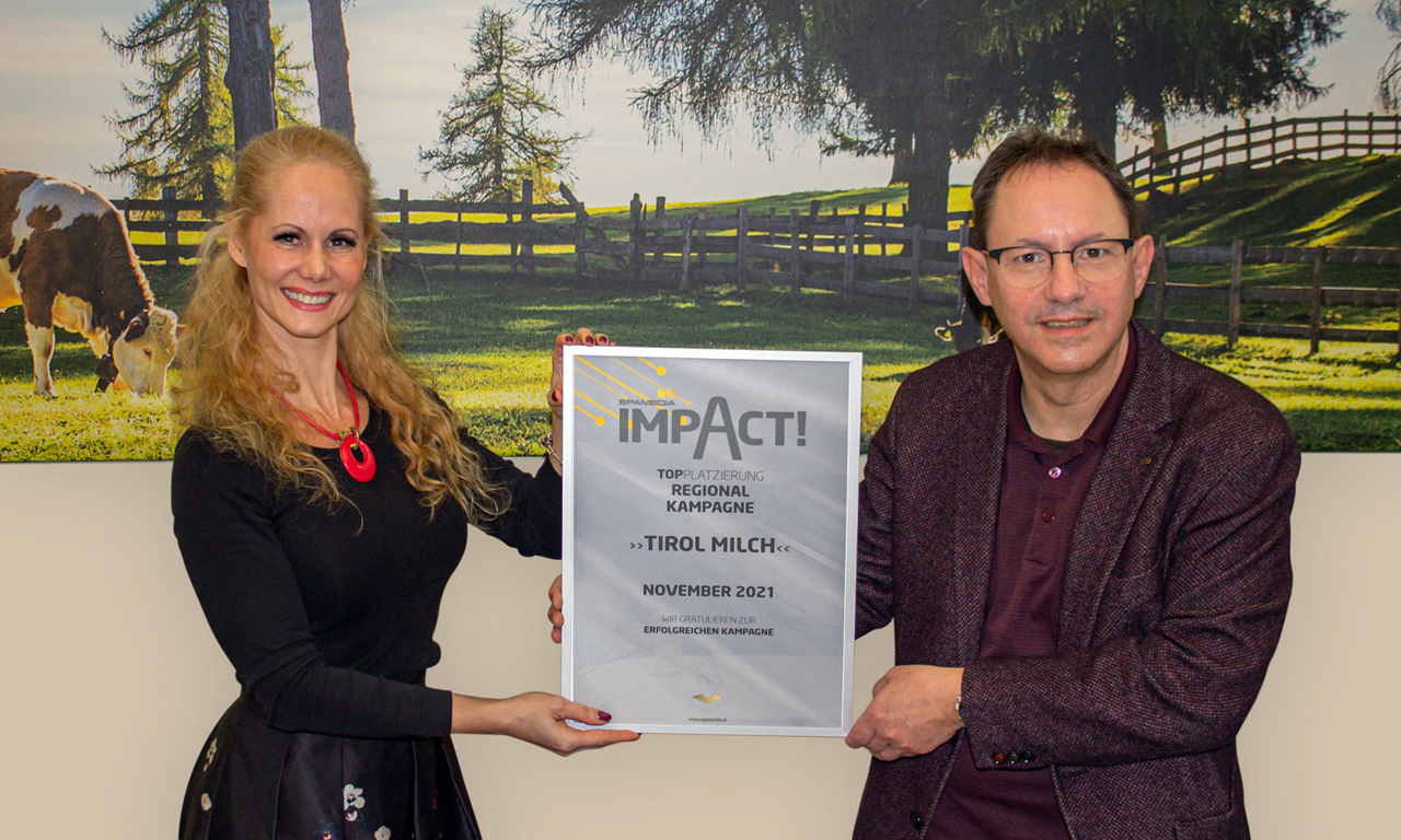 Claudia Mohr-Stradner (Head of Regional Sales EPAMEDIA) und Reinhard Rosenauer (Product Group Manager Tirol Milch). © EPAMEDIA