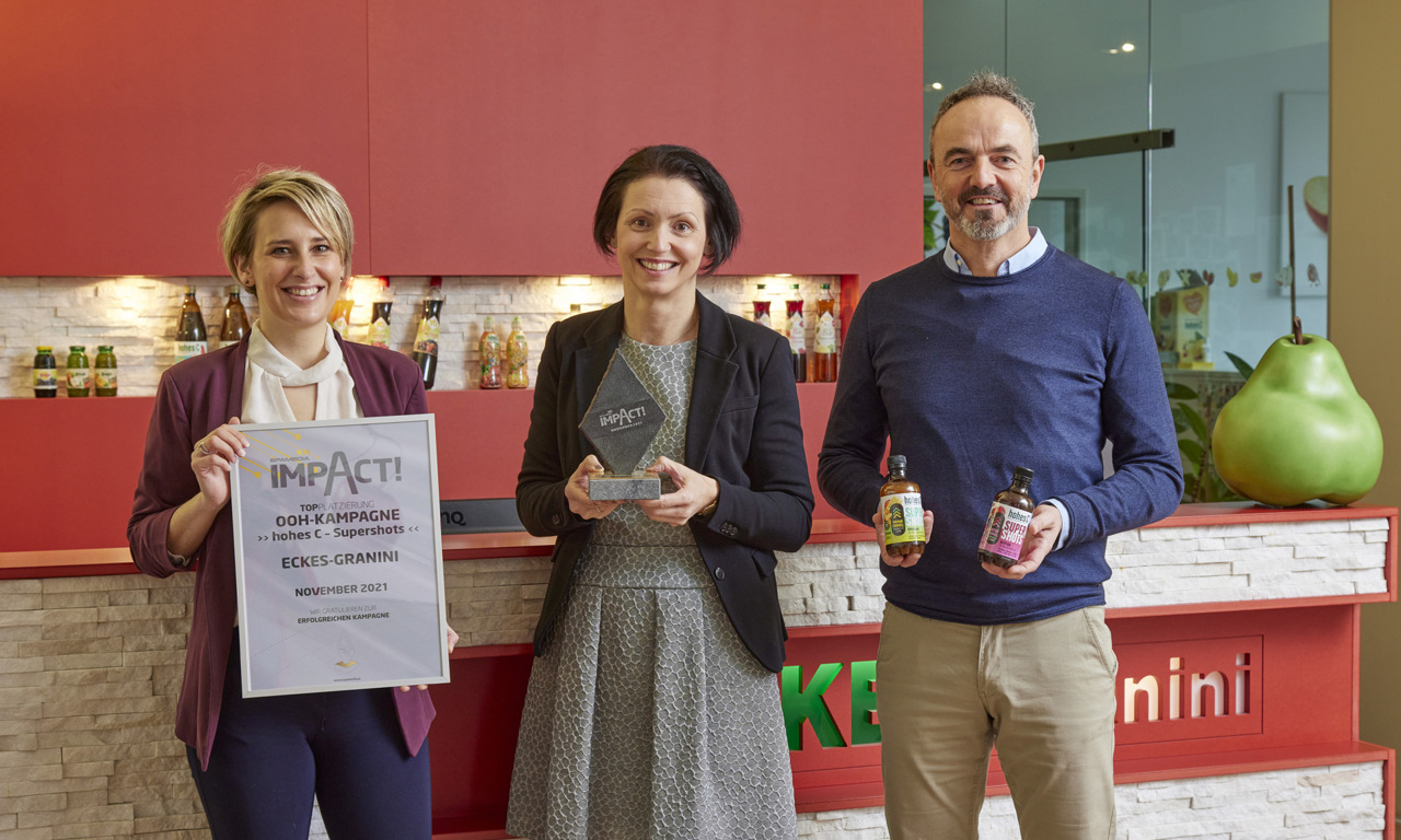 V.l. Elena Schönberger (Senior Brand Manager, Eckes-Granini), Bettina Gundendorfer (Regionalleitung EPAMEDIA Oberösterreich), Thomas Parkfrieder (Geschäftsführer Eckes-Granini). © EPAMEDIA