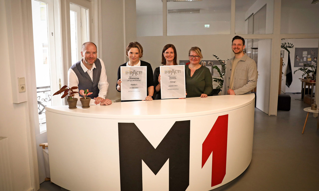 V.l.: Marcus Zinn (Director Sales EPAMEDIA), Inez Czerny (Agenturleitung Media 1), Janette Horner (Media-Teamleiterin Stiegl), Sandra Portugal (Client Service Director Media 1), Stefan Bauda (Senior Key Account Manager EPAMEDIA). © EPAMEDIA
