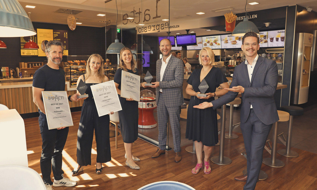 V.l.: Thomas Tatzl (Chief Creative Officer DDB), Bisi Andrejevic (Senior Client Service Manager OMD), Lisa Novak (Head of Marketing & Digital McDonald's Österreich), Marcus Zinn (Director Sales EPAMEDIA), Susanna Düsing (Client Service Director DDB), Laurin Wondra (Key Account Manager EPAMEDIA). © EPAMEDIA
