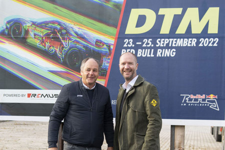 V.l.: Gerhard Berger (DTM) und Marcus Zinn (EPAMEDIA) vor einer Plakatstelle. © DTM
