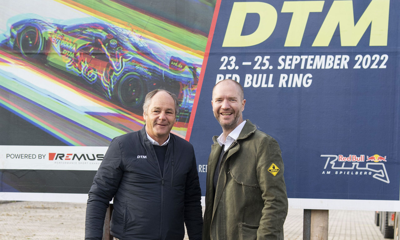 V.l.: Gerhard Berger (DTM) und Marcus Zinn (EPAMEDIA) vor einer Plakatstelle. © DTM