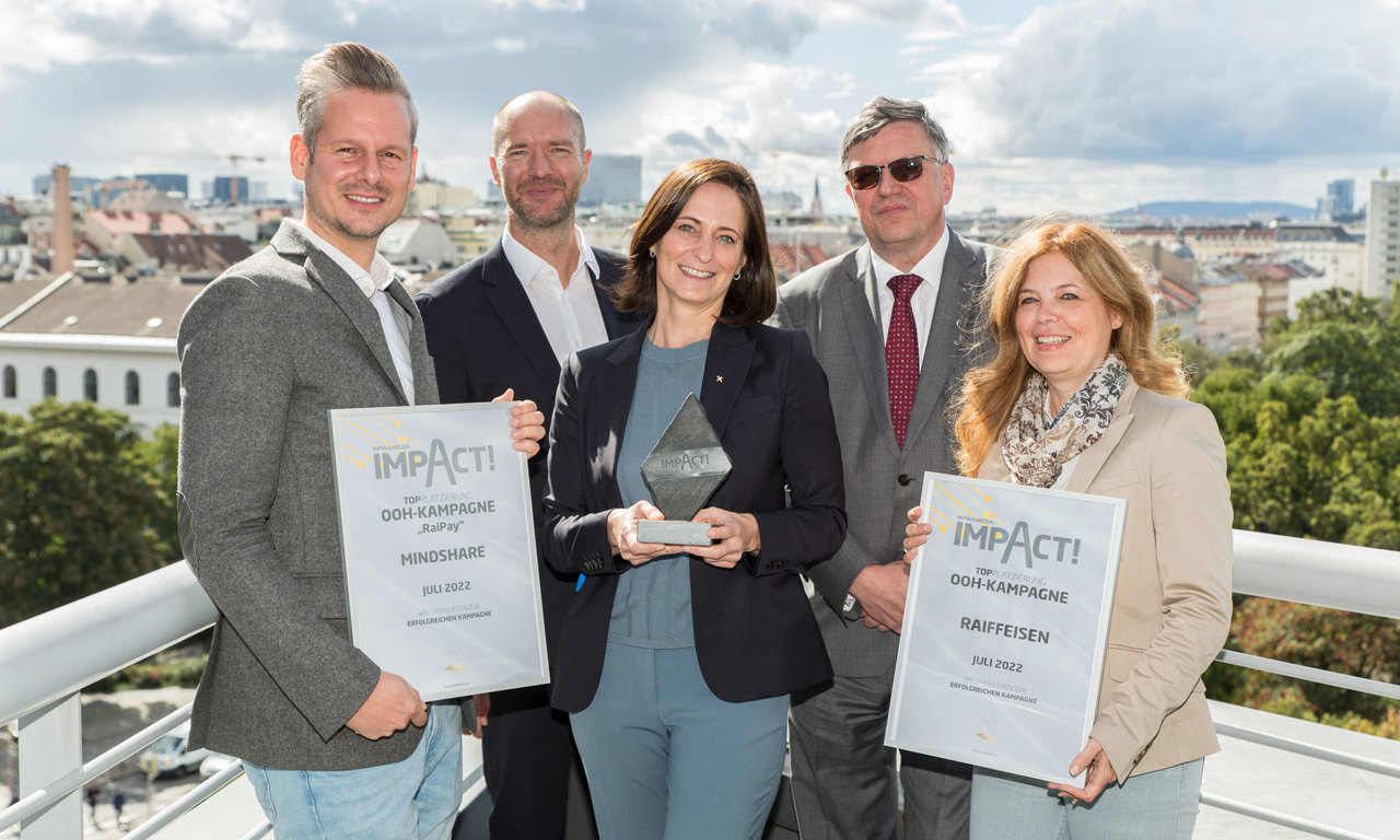 V.l.: Lorenz Schmidl (mindshare), Marcus Zinn (EPAMEDIA), Petra Walter, Georg Gemeinböck, Doris Reinsperger (alle Zentrale Raiffeisenwerbung). © EPAMEDIA