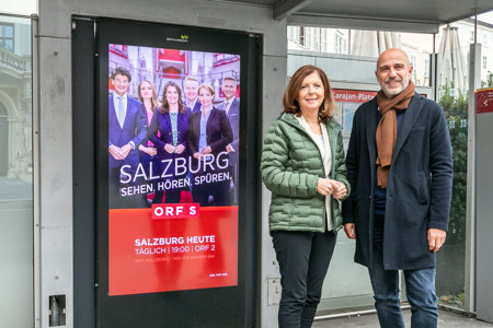 Waltraud Langer (Landesdirektorin ORF Salzburg) und Thomas Frauenschuh (EPAMEDIA) vor einem digitalen Citylight. © EPAMEDIA