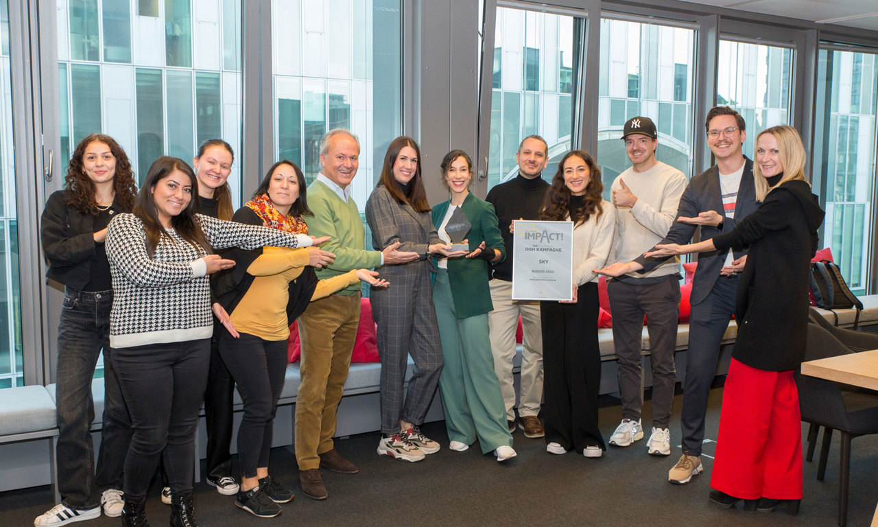 V.l.: Sherine Morsy (Mediacom), Angelin Özer (Mediacom), Julia Tomanek (Mediacom), Martina Edlinger (Mediacom), Michael Wimmer-Lamquet (move121), Annkatrin Piskernik (Sky), Julia Kosch (Sky), Artur Blievert (move121), Joya Adler (move121), Christian Ertl (move121), Laurin Wondra (EPAMEDIA), Bettina Zach (Mediacom) © EPAMEDIA