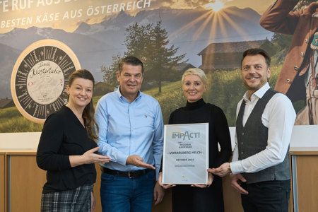 V.l.: Marta Nesensohn-Haizer (Sales Vorarlberg EPAMEDIA), Raimund Wachter (Geschäftsführer Vorarlberg Milch), Helga Stark (Assistentin der Geschäftsleitung Vorarlberg Milch), Willi Georg Bonjsak (Head of Regional Sales Vorarlberg EPAMEDIA). © EPAMEDIA