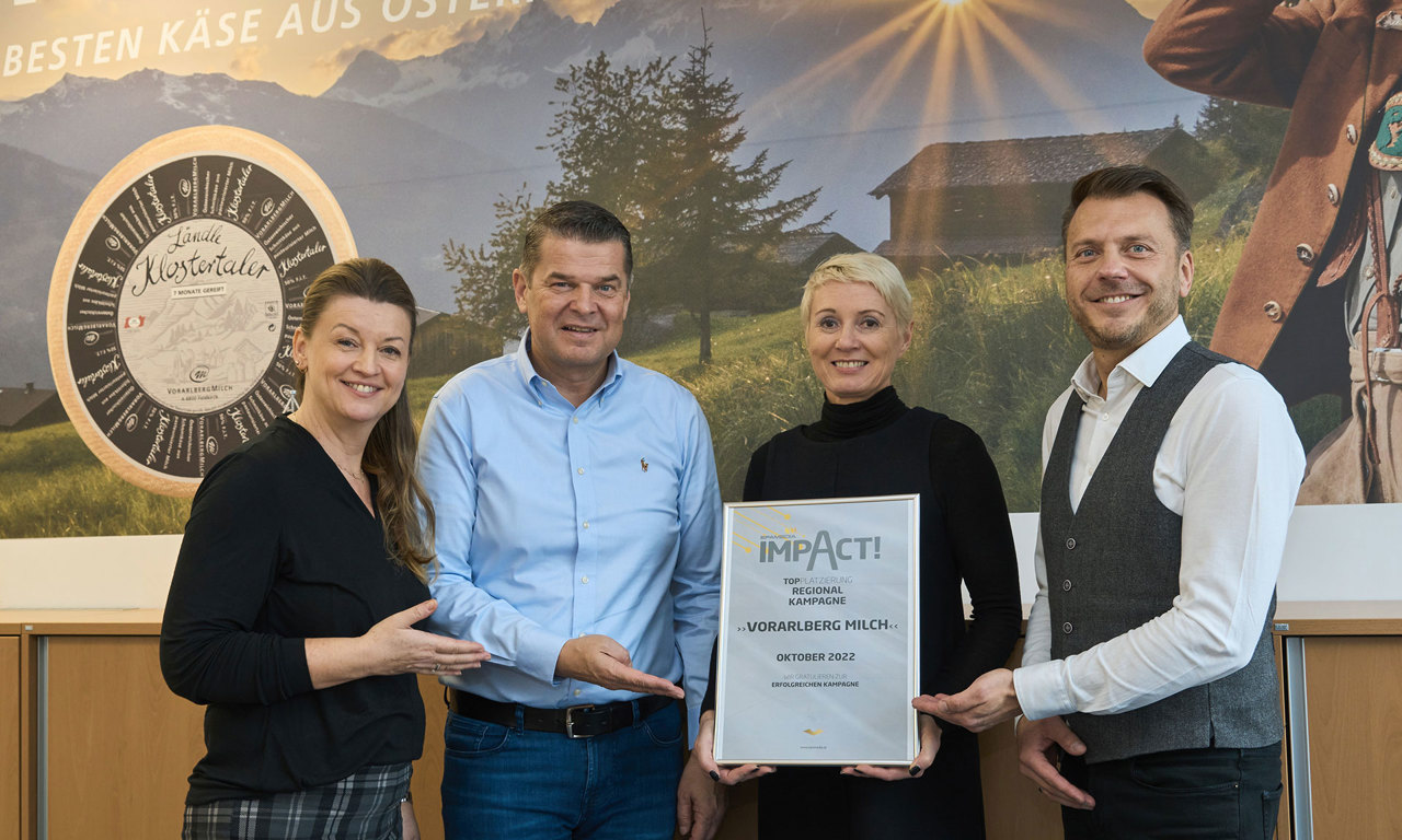 V.l.: Marta Nesensohn-Haizer (Sales Vorarlberg EPAMEDIA), Raimund Wachter (Geschäftsführer Vorarlberg Milch), Helga Stark (Assistentin der Geschäftsleitung Vorarlberg Milch), Willi Georg Bonjsak (Head of Regional Sales Vorarlberg EPAMEDIA). © EPAMEDIA
