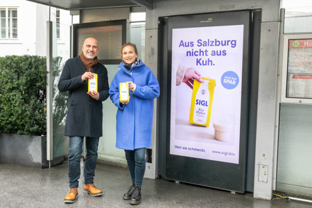 V.l.: Thomas Frauenschuh (Head of Regional Sales Salzburg EPAMEDIA), Sophie Leitner (Business Development Trumer Privatbrauerei). © EPAMEDIA