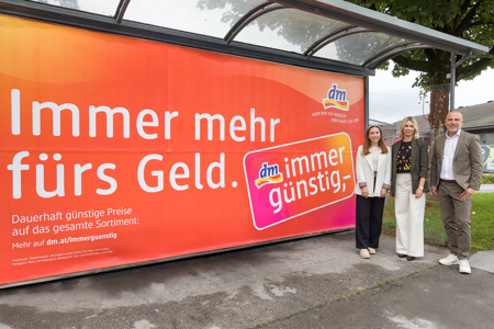 V.l.n.r.: Melissa Lorenzoni (Fachkraft Klassische & Lokale Kommunikation dm Österreich), Kathrin Shepherd (Werbeleitung dm Österreich) und Thomas Frauenschuh (Regionalleitung EPAMEDIA Salzburg) ©EPAMEDIA