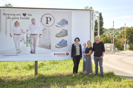 V.l.: Bettina Gundendorfer (EPAMEDIA), Birgit Brandstätter mit Aurelia, Thomas Blaha (beide Schuhmode Peterseil). © EPAMEDIA
