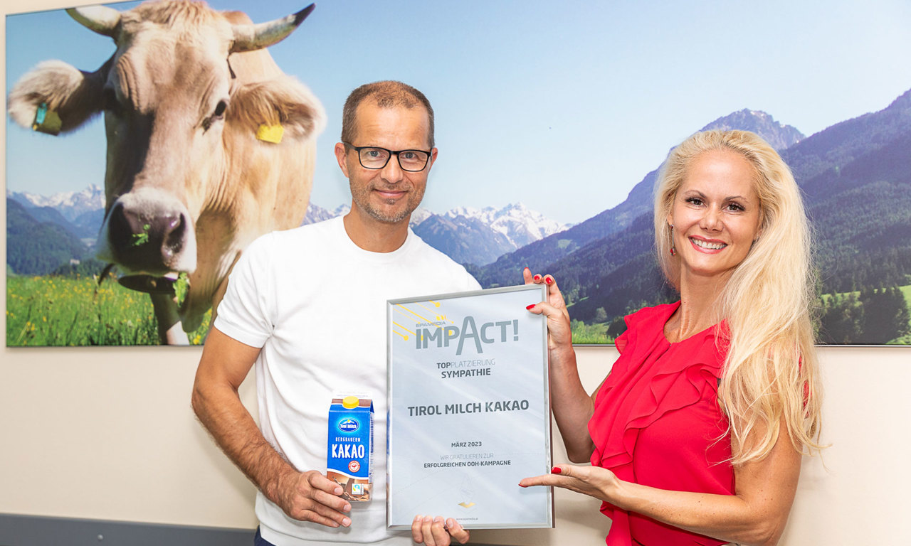 V.l.: Michael Forster (Marketing Berglandmilch, Leitung Product Group Management Weiße Palette, Bunte Palette) und Claudia Mohr-Stradner (Director Sales EPAMEDIA). © EPAMEDIA