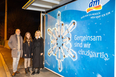 V.l.n.r.: Thomas Frauenschuh (Regionalleitung Salzburg, EPAMEDIA), Melissa Lorenzoni (Fachkraft Klassische & Lokale Kommunikation, dm Österreich) und Kathrin Shepherd (Werbeleitung, dm Österreich). ©EPAMEDIA