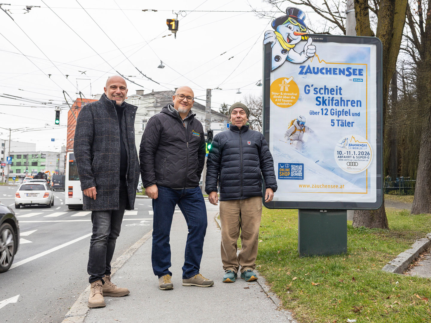 V.l.n.r.: Thomas Frauenschuh (Regionalleitung Salzburg, EPAMEDIA), Andreas Weißenbacher (Administration, Marketing & Events, Skiparadies Zauchensee), Sigi Strasser (Agentur Sistra) ©EPAMEDIA
