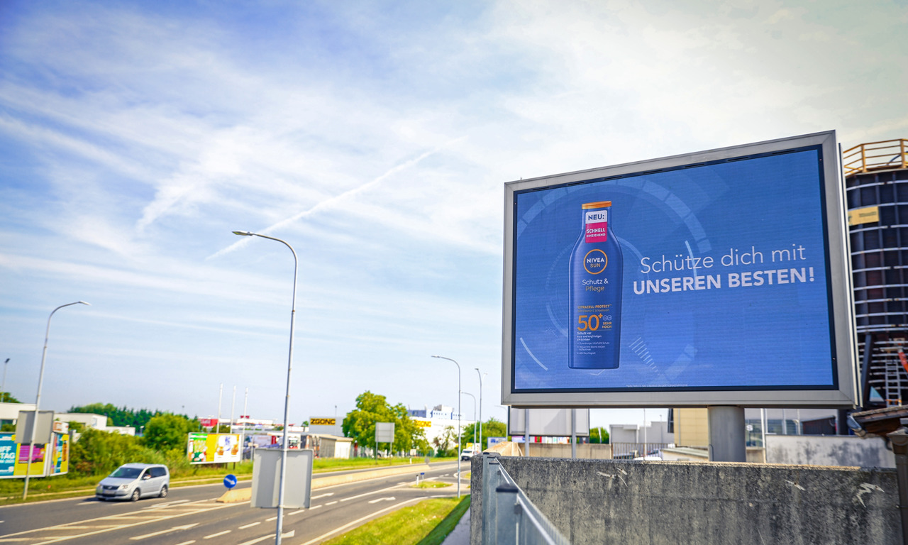 Beispiel einer datengetriebenen PDOOH-Kampagne: NIVEA SUN setzte gemeinsam mit EPAMEDIA auf wettergesteuerte Ausspielung auf digitalen Citylights und Posterlights. © EPAMEDIA