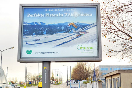 Auf den Posterlights von EPAMEDIA kommt die Winterkulisse des Sujets perfekt zur Geltung. © EPAMEDIA