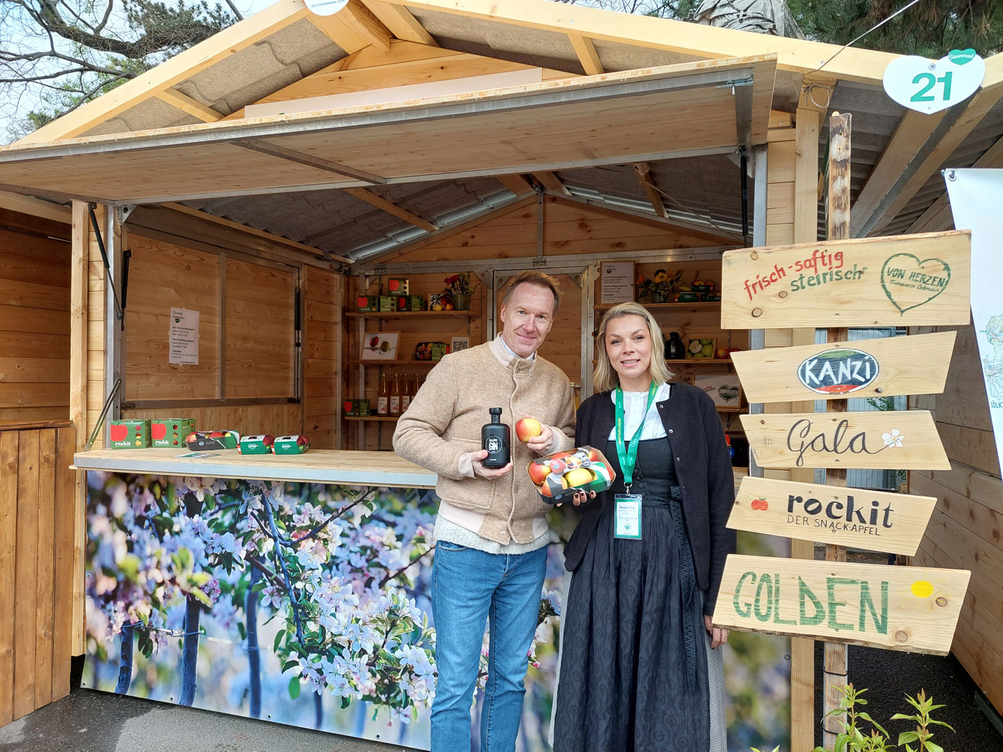 V.l.n.r.: Bertram Gressl (Regionalleiter Ost, EPAMEDIA), Veronika Schmid (Marketingmanager, Obst.partner GmbH) ©EPAMEDIA