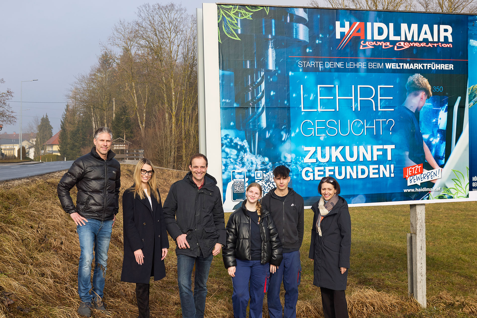 V. l. n. r.: Wolfgang Eisterlehner (Ausbildungsleiter, HAIDLMAIR), Vivien Gal (Account Manager, EPAMEDIA), Peter Peschl (Leitung Unternehmenskommunikation, HAIDLMAIR), Johanna Mayrhofer, Florian Bachmayr (HAIDLMAIR Young Generation), Bettina Gundendorfer (Head of Regional Sales Oberösterreich, EPAMEDIA)