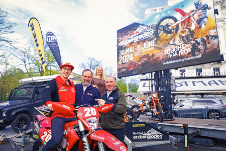 V.l.n.r.: Michael Walkner (Top-Platzierter FIM Hard Enduro Weltmeisterschaft), Heinz Kinigadner (Gründer Wings for Life und KTM Motorsport-Berater), Claudia Mohr-Stradner (CSO EPAMEDIA), Karl Katoch (Gründer und Initiator Erzbergrodeo) © EPAMEDIA