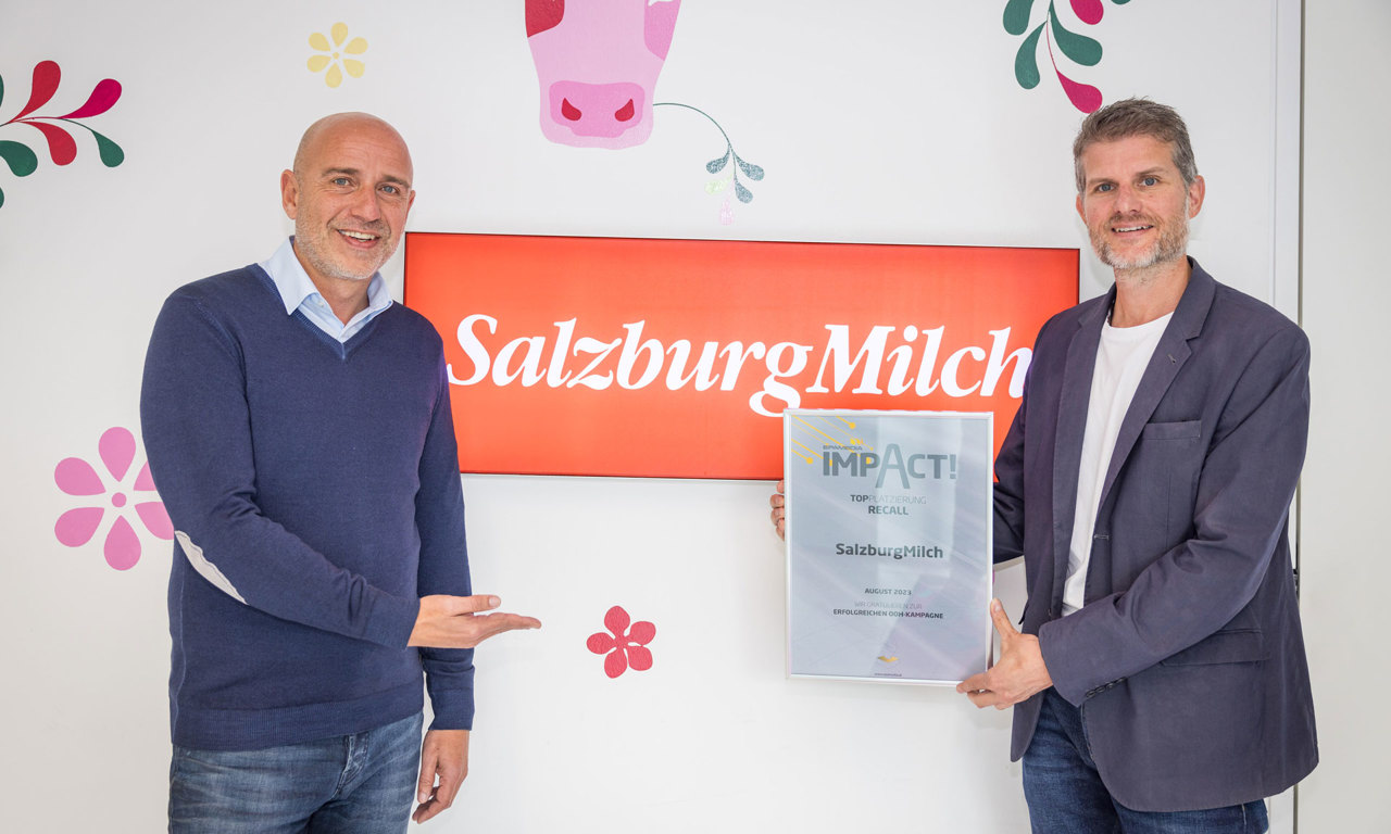 V.l.n.r.: Thomas Frauenschuh (Head of Regional Sales EPAMEDIA) und Florian Schwap (Leiter Marketing und Innovation SalzburgMilch). © EPAMEDIA 