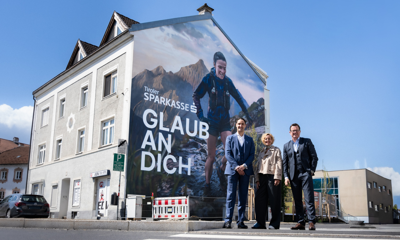 v.l.n.r.: Dr. Walter Lackner, MBA, Abteilungsleiter Geschäftsfeldentwicklung Tiroler Sparkasse; Brigitte Huber, Regionalleitung Tirol EPAMEDIA; Mag. Patrick Götz, Vorstand Tiroler Sparkasse. Foto: Tiroler Sparkasse